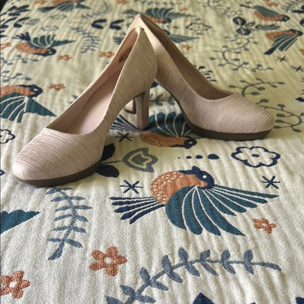 NWOT Clarks Elegant Beige and Gold Linen Women's Heels.